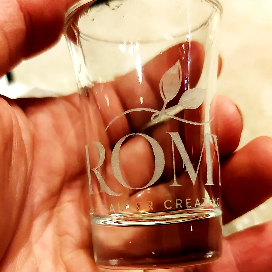 Vaso de chupito de cristal grabado con láser con el logo de ROMY